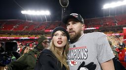 Taylor Swift celebra con Travis Kelce, de los Kansas City Chiefs, tras derrotar a los Buffalo Bills 32-29 en el Juego de Campeonato de la AFC en el GEHA Field del Arrowhead Stadium el 26 de enero de 2025 en Kansas City, Misuri. Taylor Swift celebra con Travis Kelce, de los Kansas City Chiefs, tras derrotar a los Buffalo Bills 32-29 en el Juego de Campeonato de la AFC en el GEHA Field del Arrowhead Stadium el 26 de enero de 2025 en Kansas City, Misuri.