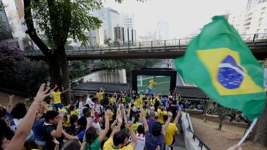 miles de brasilenos festejan la victoria sobre serbia y el adios de alemania