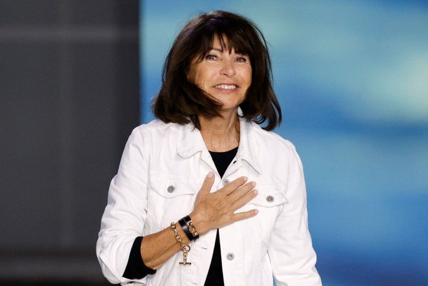 La diseñadora de moda francesa Veronique Nichanian saluda al público al final del desfile de la colección de prêt-à-porter masculina Primavera/Verano 2025 de Hermes, como parte de la Semana de la Moda de París, el 22 de junio de 2024.