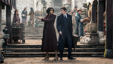 Jessica Williams y Callum Turner en una escena de Animales Fantásticos: Los Secretos de Dumbledore.&nbsp;