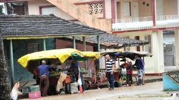 Carretilleros ofreciendo sus productos.