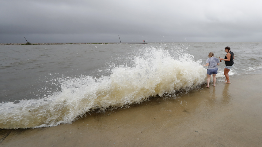 Los fuertes vientos causan olas en el Lago Pontchartrain cerca de Nueva Orleans el 7 de junio del 2020.&nbsp;