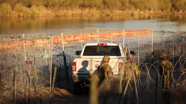 Soldados del ejército estadounidense patrullan la frontera entre Estados Unidos y México en Eagle Pass, Texas, el 24 de enero de 2025.