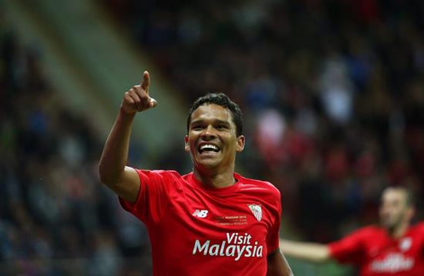 El jugador del Sevilla Carlos Bacca celebra después de anotar el gol del 3-2 hoy, miércoles 27 de mayo de 2015, durante el partido por la final de la Liga Europa, entre el Dnipro ucraniano y el Sevilla español, en el estadio Nacional de Varsovia (Polon