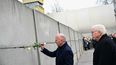 El alcalde de Berlín, Kai Wegner (i), coloca una flor observada por el presidente alemán Frank-Walter Steinmeier en el Memorial del Muro durante la ceremonia central de conmemoración del 35º aniversario de la caída del Muro de Berlín, el 9 de noviembre de 2024 en el Memorial del Muro de Berlín en Bernauer Strasse en Berlín.&nbsp;