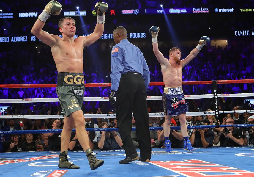 El kazajo Gennady Golovkin (derecha) y el mexicano Sául Canelo Álvarez (izquierda) se vieron ganadores de la pelea.&nbsp;