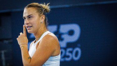 La bielorrusa Aryna Sabalenka participa en un entrenamiento de preparación para el torneo internacional de tenis de Brisbane en el Patrick Rafter Tennis Centre en Brisbane el 24 de diciembre de 2024.