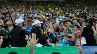 La policía pone orden en una reyerta entre hinchas de Brasil y Argentina previo al partido de las eliminatorias del Mundial, el martes 21 de noviembre de 2023, en Río de Janeiro.&nbsp;