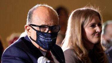 Rudy Giuliani, abogado personal del presidente Donald Trump, usa una mascarilla para protegerse del coronavirus tras hablar el miércoles 25 de noviembre de 2020 en una audiencia del Comité de Políticas de la Mayoría en el Senado del Estado de Pensilvania, en Gettysburg, Pensilvania.&nbsp;