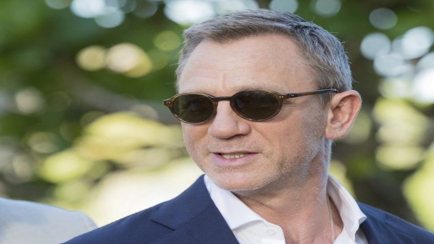 En esta foto de archivo del 25 de abril de 2019, el actor Daniel Craig posa para la foto en la filmación de la entrega más reciente de la franquicia de James Bond, en Oracabessa, Jamaica. Los productores dicen que han aplazado nuevamente el estreno del filme, al otoño boreal de 2021, debido a la pandemia.