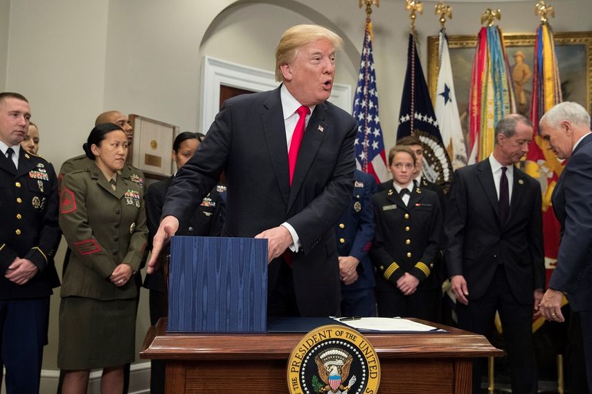 El presidente Donald&nbsp;Trump se dispone a firmar la Ley de Autorización de Defensa Nacional para el Año Fiscal 2018.