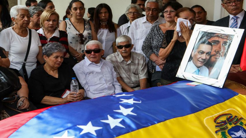 Familiares lloran durante el homenaje al concejal Fernando Albán en el Palacio Federal Legislativo, en Caracas.