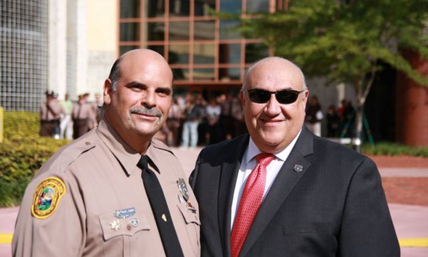 El presidente del sindicato de la Policía del Condado Miami-Dade (derecha) vuelve de nuevo a entrar en una confrontación con el alcalde Giménez ante la imposibilidad de llegar a un acuerdo (CORTESÍA)