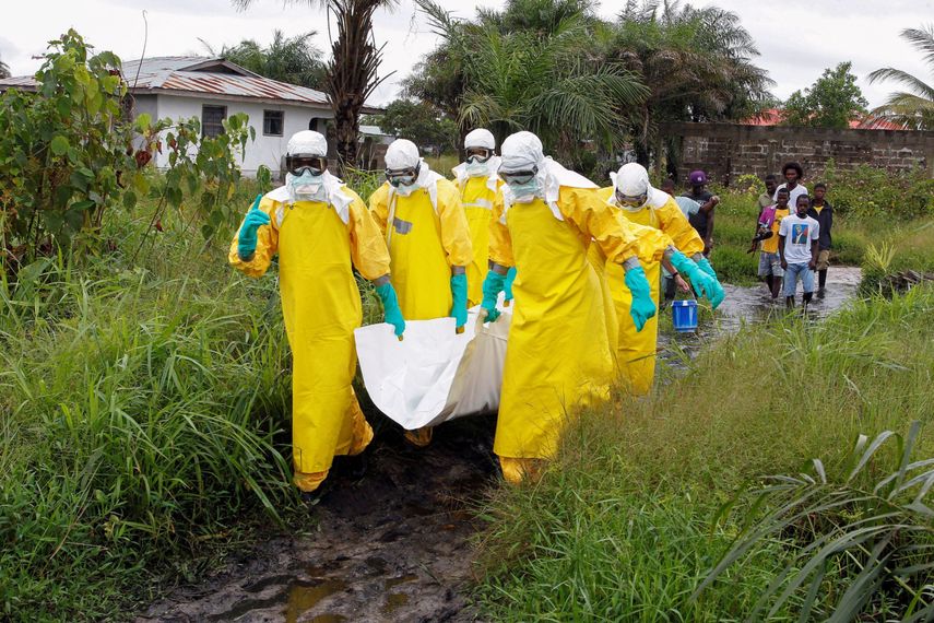 Enfermeras de la Cruz Roja se llevan un cuerpo sospechoso de estar infectado por el ébolaa las afueras de Monrovia, Liberia.