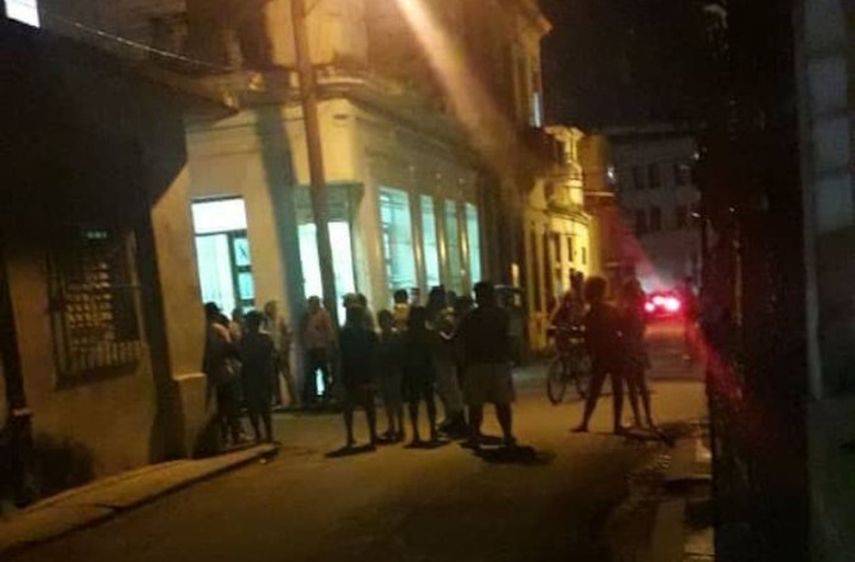 Imagen publicada por Maykel González Vivero en Twitter, que muestra la sede del Movimiento San Isidro en la noche del 26 de noviembre.&nbsp;