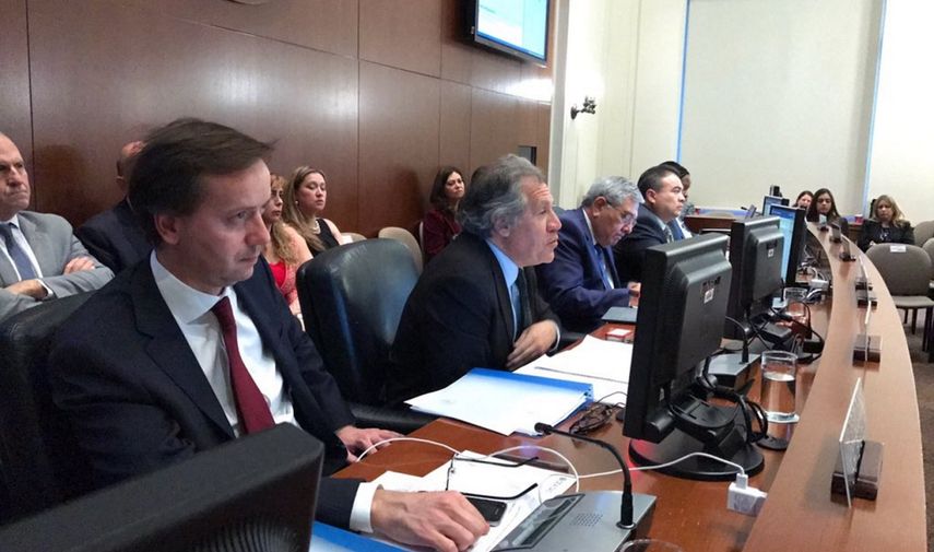 El secretario general de la OEA, Luis Almagro (2-izq.), felicitó a Lenín Moreno, declarado por el CNE como vencedor de la segunda vuelta electoral en Ecuador.