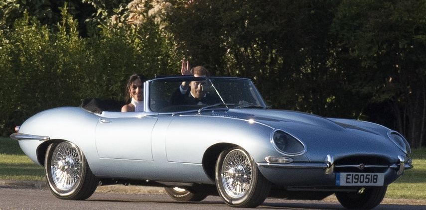 Un Jaguar deportivo clásico de 1968 transformado en eléctrico transportó a los recién casados, Meghan y Harry, hasta la ceremonia privada.&nbsp;