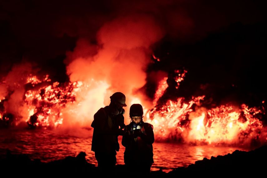 Científicos toman medidas mientras un flujo de lava llega al mar en la isla española de La Palma.
