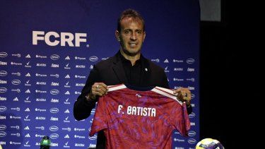 El argentino Fernando Batista sostiene su camiseta durante una conferencia de prensa en la que fue presentado como nuevo entrenador de la selección nacional de fútbol de Costa Rica, en San José, el 2 de marzo de 2026.&nbsp;