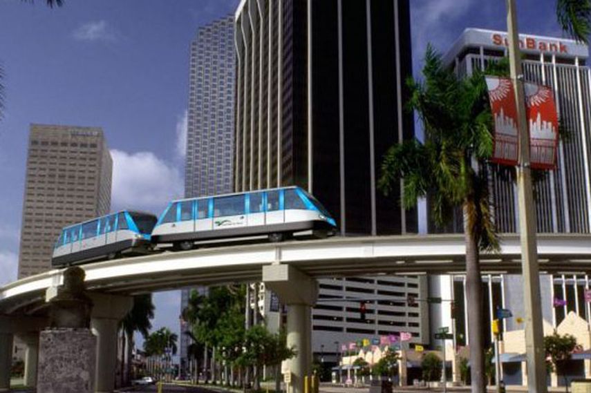 El Metromover es un&nbsp;sistema de vagones que recorre el downtown y tiene como límites, hacia el norte la junta escolar y, hacia el sur,&nbsp; la calle 15 con la avenida Brickell.&nbsp;