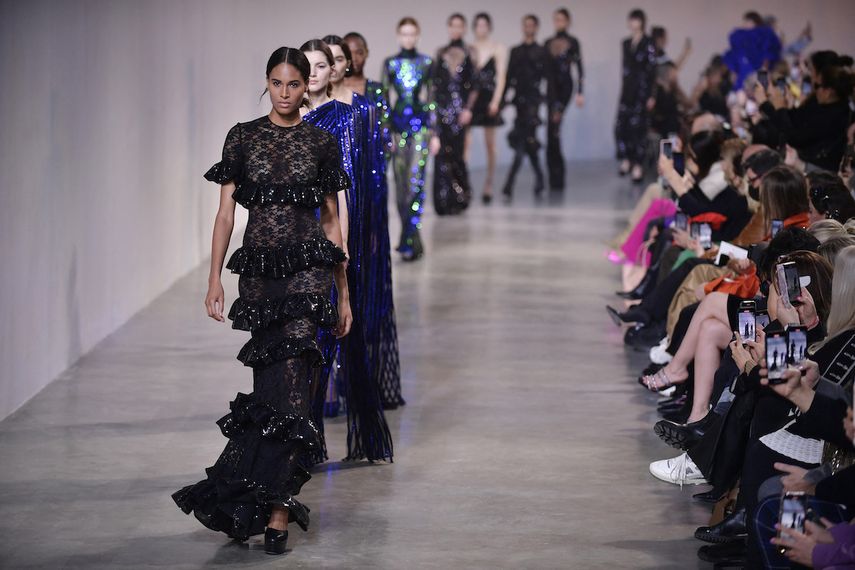Los encajes, las lentejuelas y las transparencias fueron el centro de la propuesta de Elie Saab para el otoño-invierno.&nbsp;