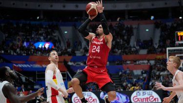 El alero canadiense Dillon Brooks lanza el balón sobre Víctor Claver de España durante el encuentro de la segunda ronda de la Copa Mundial de baloncesto, el domingo 3 de septiembre del 2023.&nbsp;