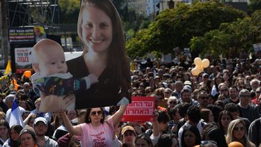 Los dolientes se reúnen para presentar sus respetos junto a un monumento improvisado en honor de los Bibas en la Plaza de los Rehenes en Tel Aviv el 26 de febrero de 2025, el día de su procesión fúnebre.&nbsp;