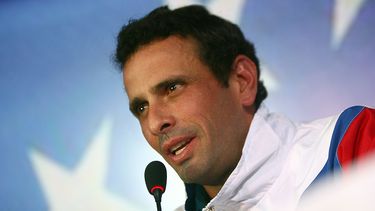 ¿Qué hace una persona con 100.000 bolívares en tickets de alimentación si la inflación se lo come, porque la comida sube todos los días?, se preguntó Capriles.&nbsp;