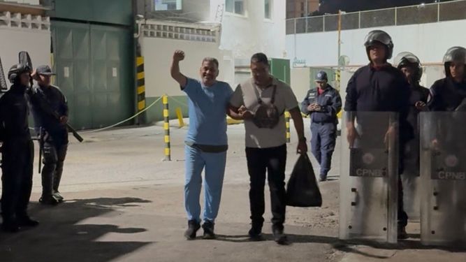 El chavismo excarceló a 17 presos políticos en la Zona 7 de la Policía Nacional Bolivariana, en Caracas, en la madrugada de este 14 de febrero. Dentro del grupo están los sindicalistas José Elías Torres, y William Lizardo, así como el joven Gabriel Sánchez Piña
