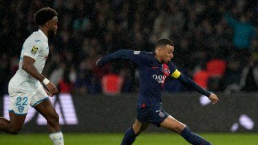 Kylian Mbappé, del PSG, se escapa de Yoann Salmier, de Le Havre, durante el partido de la Liga 1 de francia entre Paris Saint-Germain y Le Havre en el Parque de los Príncipes, en París, el sábado 27 de abril de 2024.&nbsp;