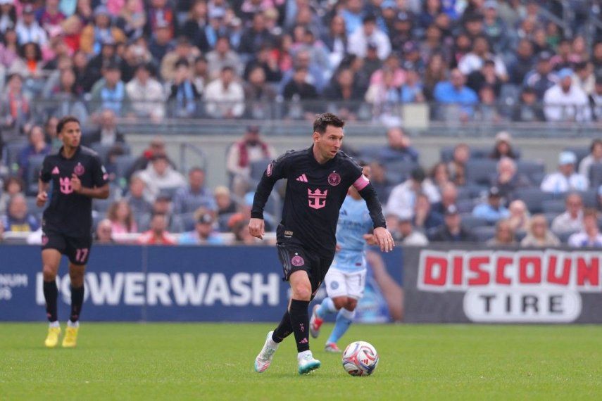 Lionel Messi #10 del Inter Miami CF controla el balón durante el partido de la MLS entre el New York City FC y el Inter Miami CF en el Yankee Stadium el 22 de marzo de 2026 en Nueva York, Nueva York.&nbsp;