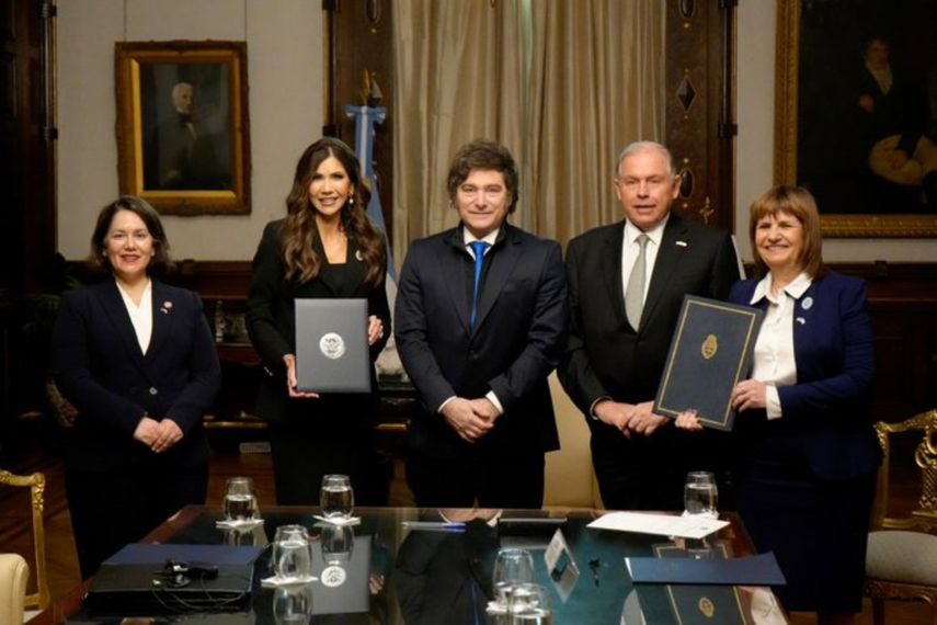 El presidente de Argentina, Javier Milei, se reunió en su despacho con la secretaria de Seguridad Interior de EEUU, Kristi Noem