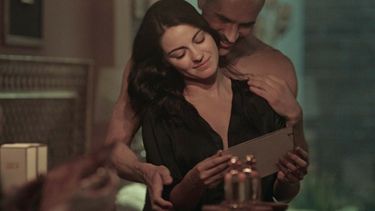 En esta imagen proporcionada por Netflix Maite Perroni, frente, y Jorge Poza en una escena de la serie Oscuro deseo. La serie se estrena el 15 de julio en Netflix