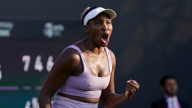 Venus Williams celebra tras vencer a Camila Giorgi en el torneo de la WTA en Birmingham, el lunes 19 de junio de 2023.&nbsp;