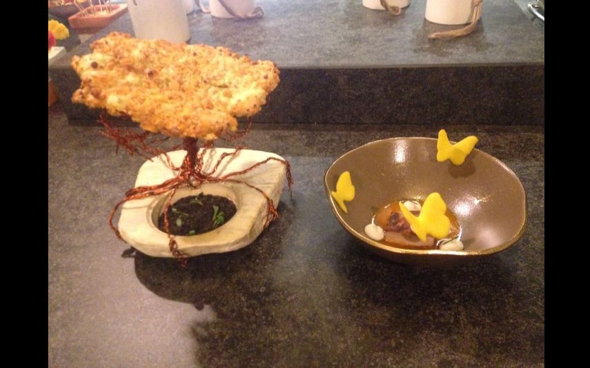 Árbol de pan de yuca y&nbsp;mariposas amarillas, a base de cerdo en salsa de mandarina criolla y ají con puré de ñame y achiote. Creaciones del chef&nbsp;Juan Manuel Barrientos.