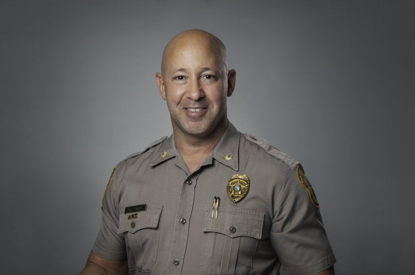 Mario Knapp con su uniforme de policía de Miami-Dade.