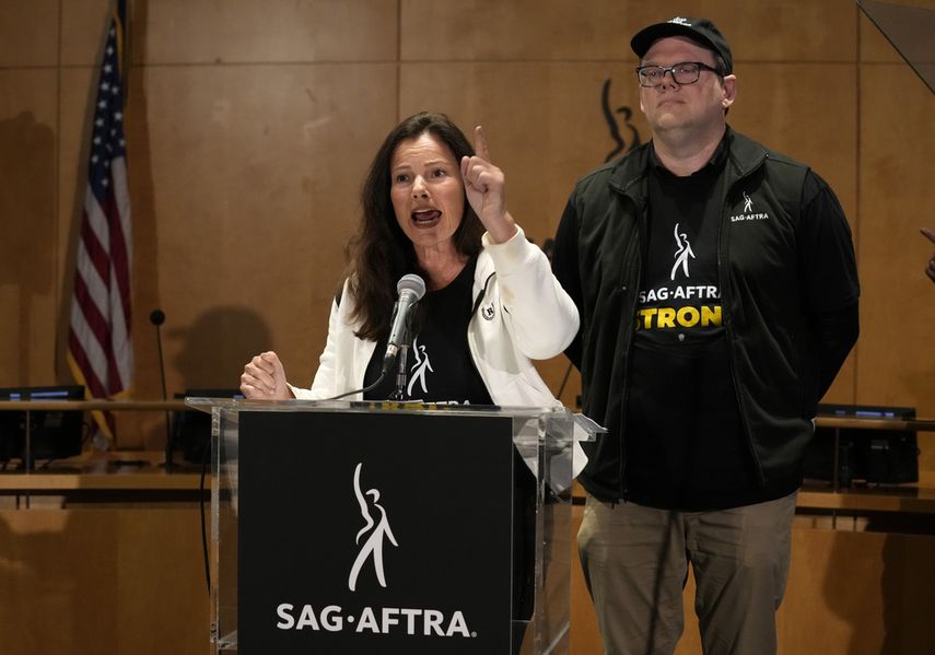 La presidenta de SAG-AFTRA, Fran Drescher, a la izquierda, y el director ejecutivo nacional y negociador en jefe de SAG-AFTRA, Duncan Crabtree-Ireland, hablan durante una conferencia de prensa que anuncia una huelga del Sindicato de Actores de la Pantalla-Federación Estadounidense de Artistas de Radio y Televisión el jueves 13 de julio de 2023, en Los Ángeles. Esta es la primera vez desde 1960 que actores y guionistas de Hollywood están en huelga al mismo tiempo.