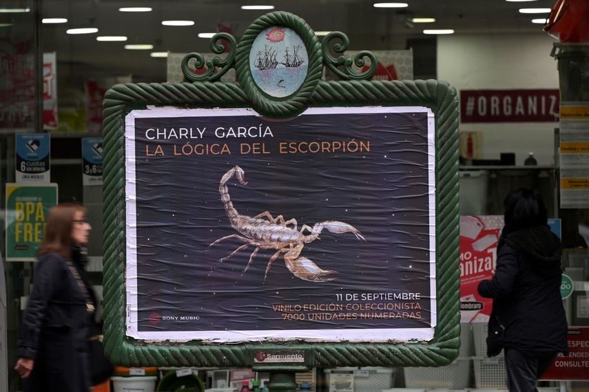 La publicidad que anuncia el nuevo disco La Lógica del Escorpión del músico argentino Charly García se ve en Buenos Aires el 10 de septiembre de 2024, en vísperas del lanzamiento de una edición especial de 7.000 discos de vinilo.