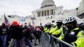 Simpatizantes de Trump tratan de pasar a través de una barrera de policías, el miércoles 6 de enero de 2021, en Washington. Simpatizantes de Trump tratan de pasar a través de una barrera de policías, el miércoles 6 de enero de 2021, en Washington.