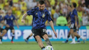 Lionel Messi, con Argentina, calienta antes del encuentro frente a Brasil en la eliminatoria sudamericana a la Copa Mundial 2026, el 21 de noviembre del 2023.