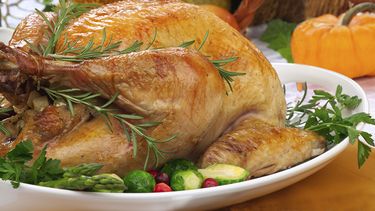 Pavo asado, previamente adobado con naranja agria, orégano y otras especias. (JH)