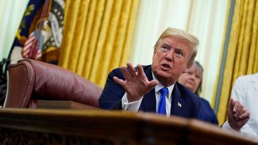 El presidente Donald Trump habla durante un evento en la Oficina Oval de la Casa Blanca, en Washington, el mi&eacute;rcoles 6 de mayo de 2020.&nbsp;