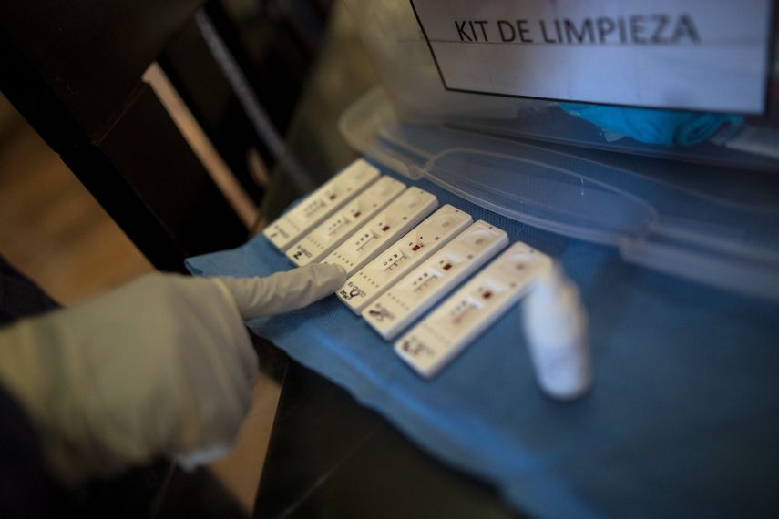 En esta foto de archivo del 15 de abril de 2020, un empleado sanitario revisa los resultados de las pruebas de anticuerpos dentro de una casa en Lima. Per&uacute; import&oacute; millones de pruebas de anticuerpos para detectar casos activos de COVID-19, a pesar de que no est&aacute;n designadas para eso.&nbsp;