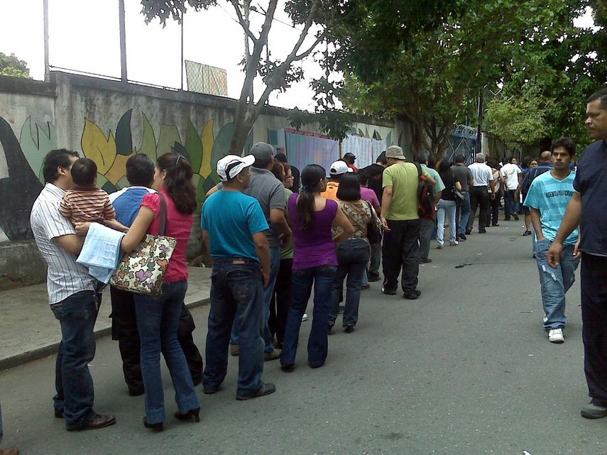 Algunos votantes se quejaron por el retraso en la apertura de las mesas, lo que generó retrasos. (ARCHIVO)