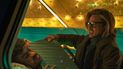 En esta imagen proporcionada por Sony Pictures, Bad Bunny, izquierda, y Brad Pitt en una escena de “Bullet Train”. 