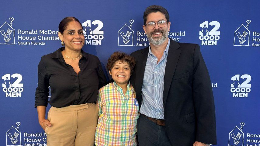 Adriana Lewis (madre), el niño Adrián, y Tyrone Sánchez (padre), una familia colombo venezolana receptora de beneficios de la Ronald McDonald House Charities del Sur de la Florida.