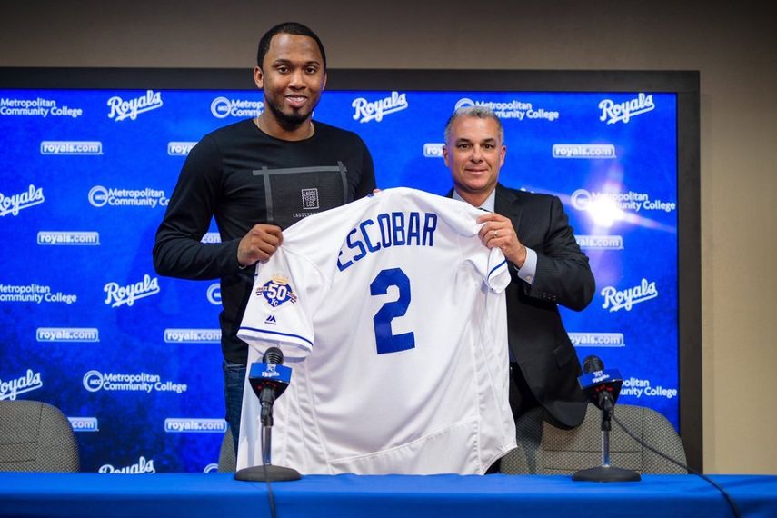 Escobar posa junto al gerente general de Kansas City tras firmar su acuerdo con los Reales.