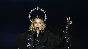 La estrella pop estadounidense Madonna se presenta en el escenario durante un concierto gratuito en la playa de Copacabana en Río de Janeiro, Brasil, el 4 de mayo de 2024.   