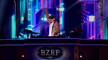 El DJ y productor discográfico argentino Bizarrap actúa durante la 24ª ceremonia anual de los Premios Grammy Latinos en el Centro de Conferencias y Exposiciones (FIBES) de Sevilla el 16 de noviembre de 2023.&nbsp;
