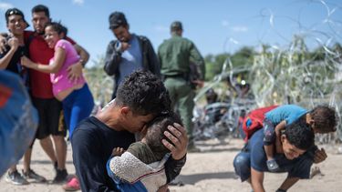 Inmigrantes luego de pasar a territorio estadounidense.